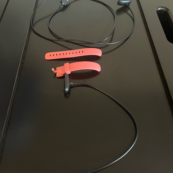 Fitbit charger band, X1 long length charger and X1 short length charger. - Picture 4 of 5